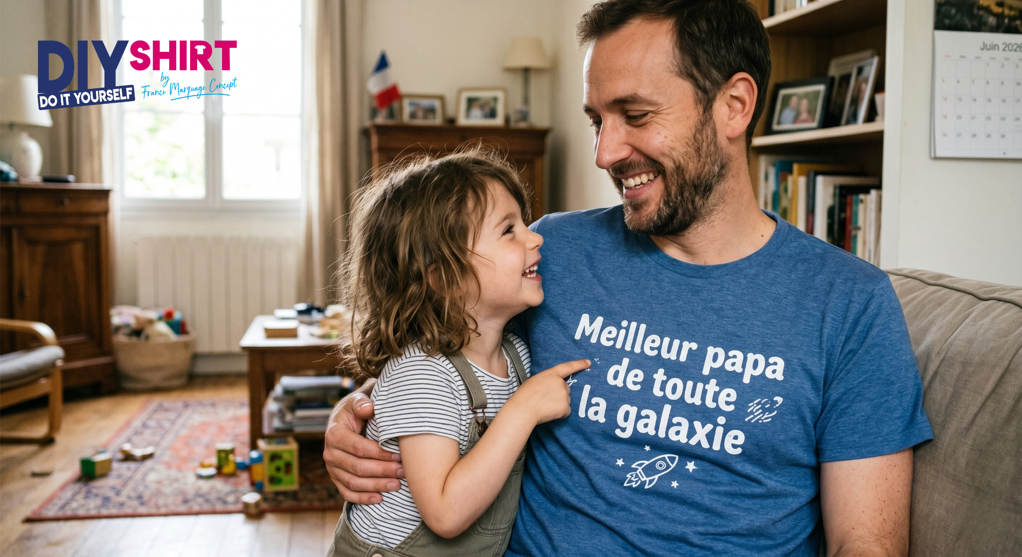 Un papa souriant avec son enfant, portant un t-shirt personnalisé "Meilleur papa de toute la galaxie" - Idée de cadeau Fête des Pères