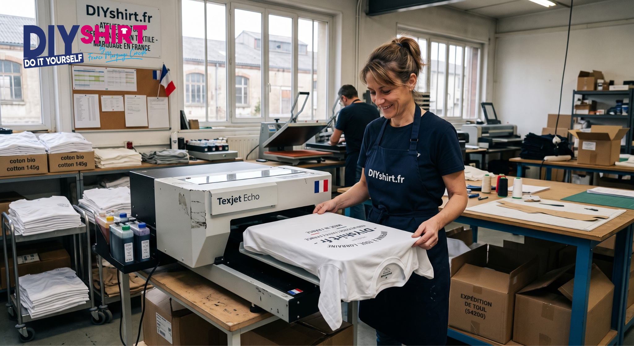 Une employée souriante imprimant un t-shirt personnalisé dans notre atelier d'impression textile en France, à Toul.